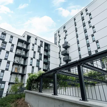 Nowoczesny Dla 2 Doroslych I 2 Dzieci Parking By Renters