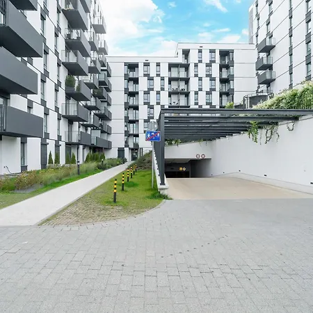 Nowoczesny Dla 2 Doroslych I 2 Dzieci Parking By Renters * Poznań